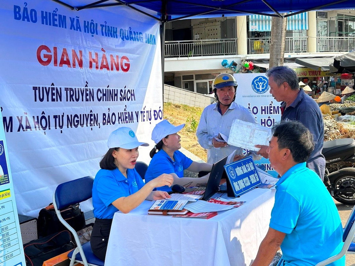 Gian hàng tuyên truyền BHXH của tỉnh Quảng Nam được lập ngay tại chợ.
