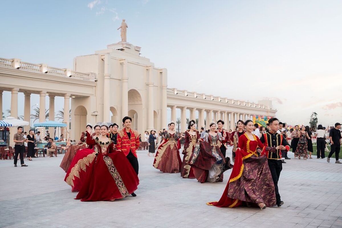 Quảng trường Châu Âu Royal Square là nơi diễn ra hàng loạt sự kiện giải trí tầm cỡ quốc tế, mang đến chuỗi trải nghiệm quý tộc cho các cư dân tinh hoa.