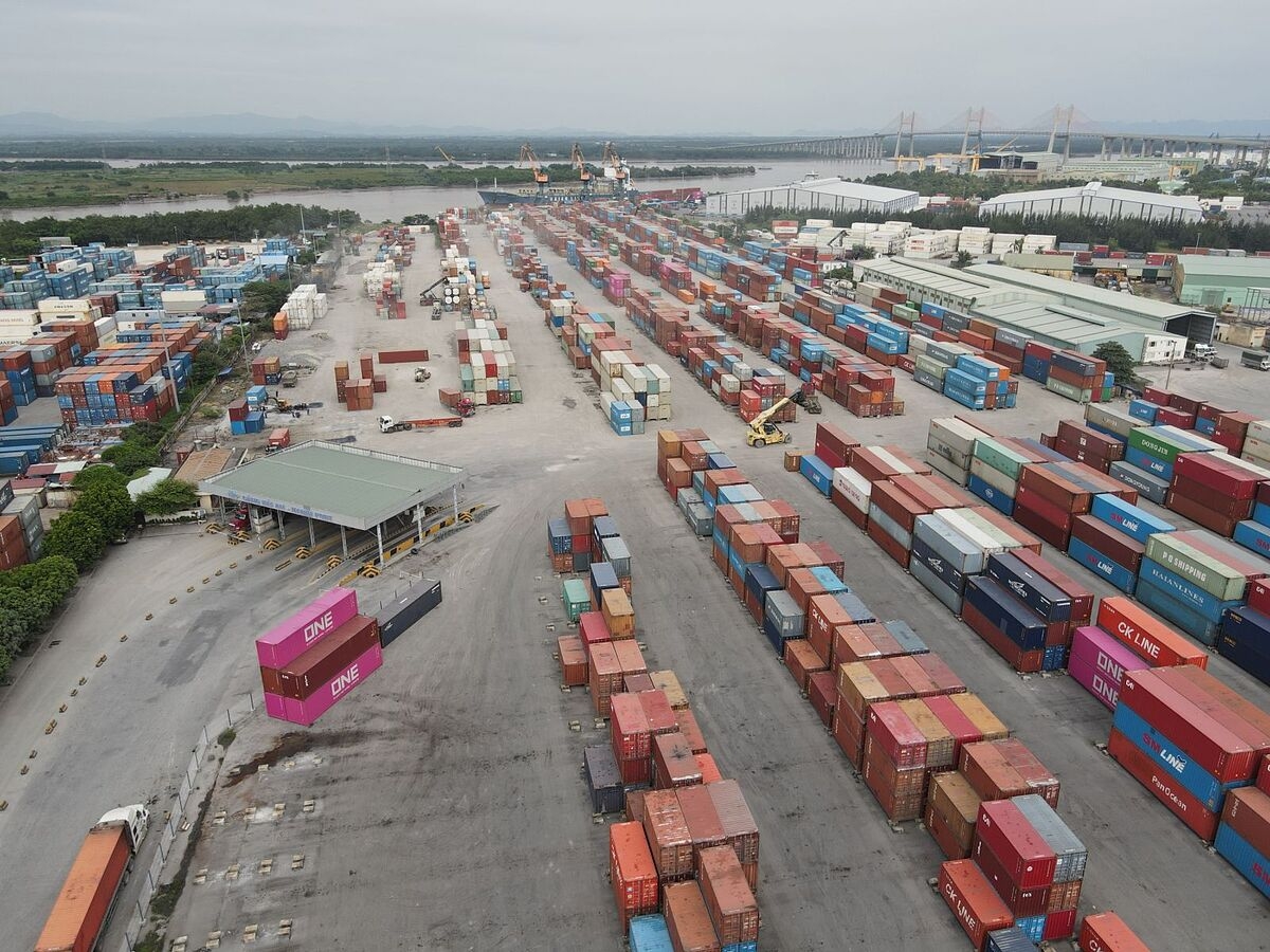 Hai cổ đông lớn của Vận tải và Xếp dỡ Hải An bán ra hơn 5,4 triệu cổ phiếu HAH trong 2 ngày liên tiếp.