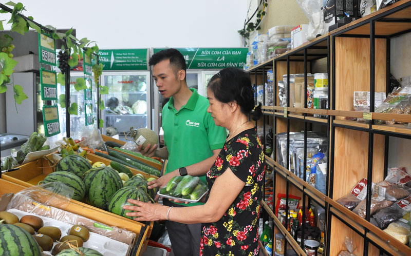 Mua hàng tại các cửa hàng thực phẩm sạch, uy tín được nhiều người tiêu dùng lựa chọn.
