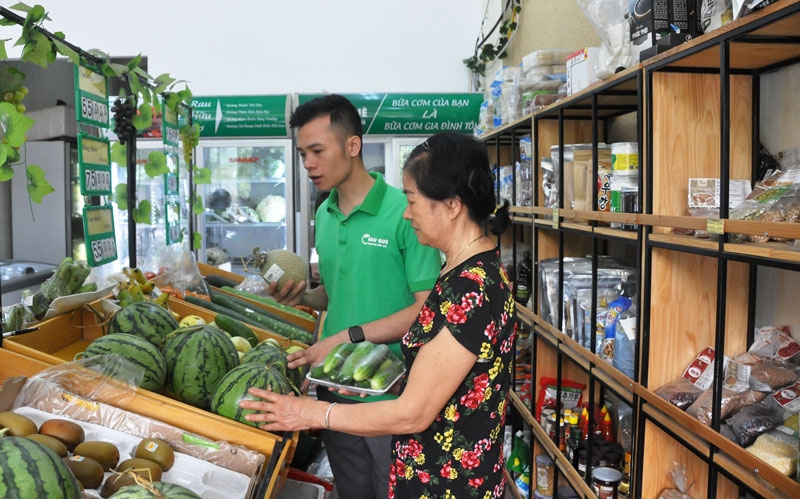 Mua hàng tại các cửa hàng thực phẩm sạch, uy tín được nhiều người tiêu dùng lựa chọn.