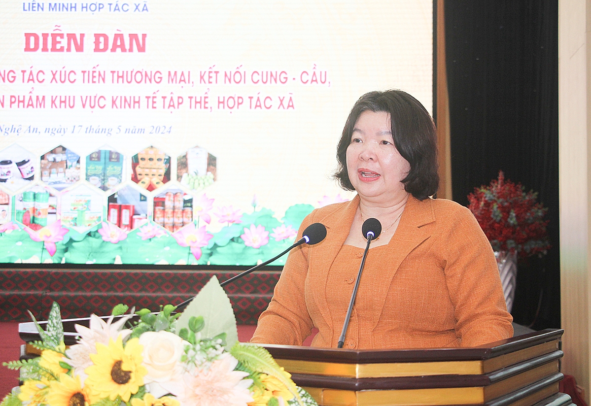 Chủ tịch Liên minh HTX Việt Nam Cao Xuân Thu Vân đánh giá cao vai trò của Liên minh HTX tỉnh Nghệ An trong việc hỗ trợ HTX tham gia các buổi xúc tiến thương mại.