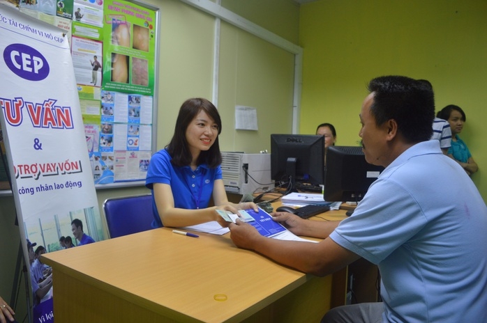 Tổ chức Tài chính vi mô CEP trao vốn cho khách hàng.