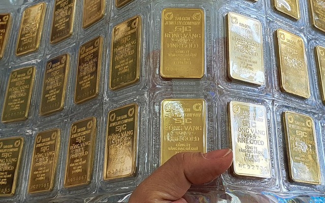 Các chuyên gia đặt câu hỏi là tại sao 6 năm từ 2014 – 2019 không có chênh lệch giá vàng trong nước và thế giới, nhưng từ 2020 đến nay chênh lệch tăng cao, dù chính sách vẫn giữ nguyên?
