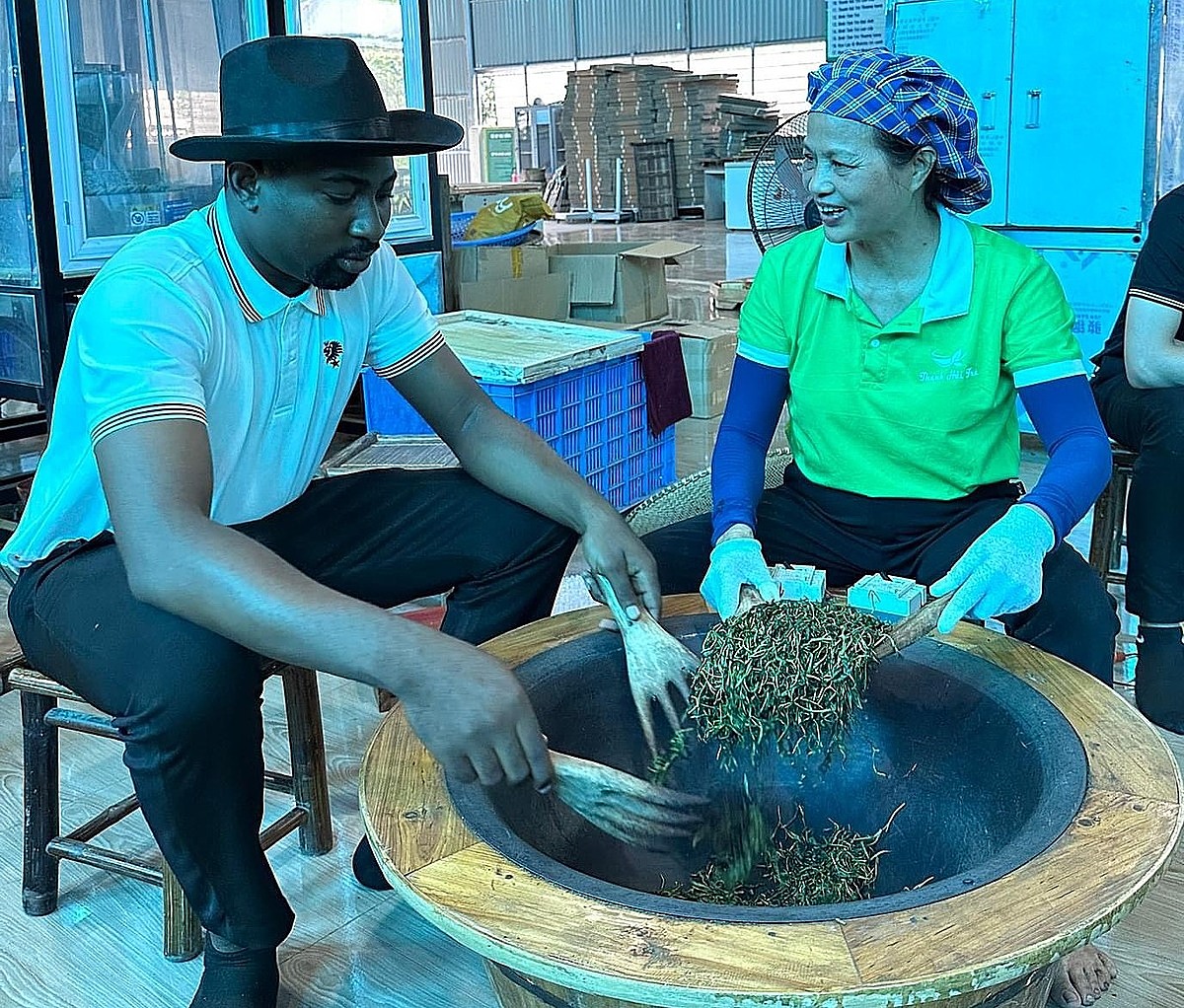 Sản xuất chè bằng phương thức truyền thống là nét đặc trưng của người làm chè.