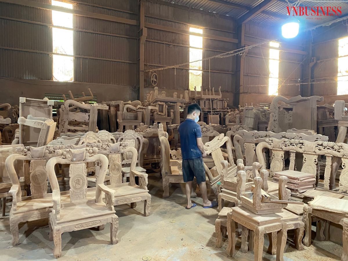 HTX Nhiệt đới có 2 xưởng sản xuất với diện tích hơn 1000m2 và 1 showroom bày bán sản phẩm với đa dạng mẫu mã như đồng hồ, bàn, ghế, giường, tủ, kệ, sập thờ, sập ngồi…