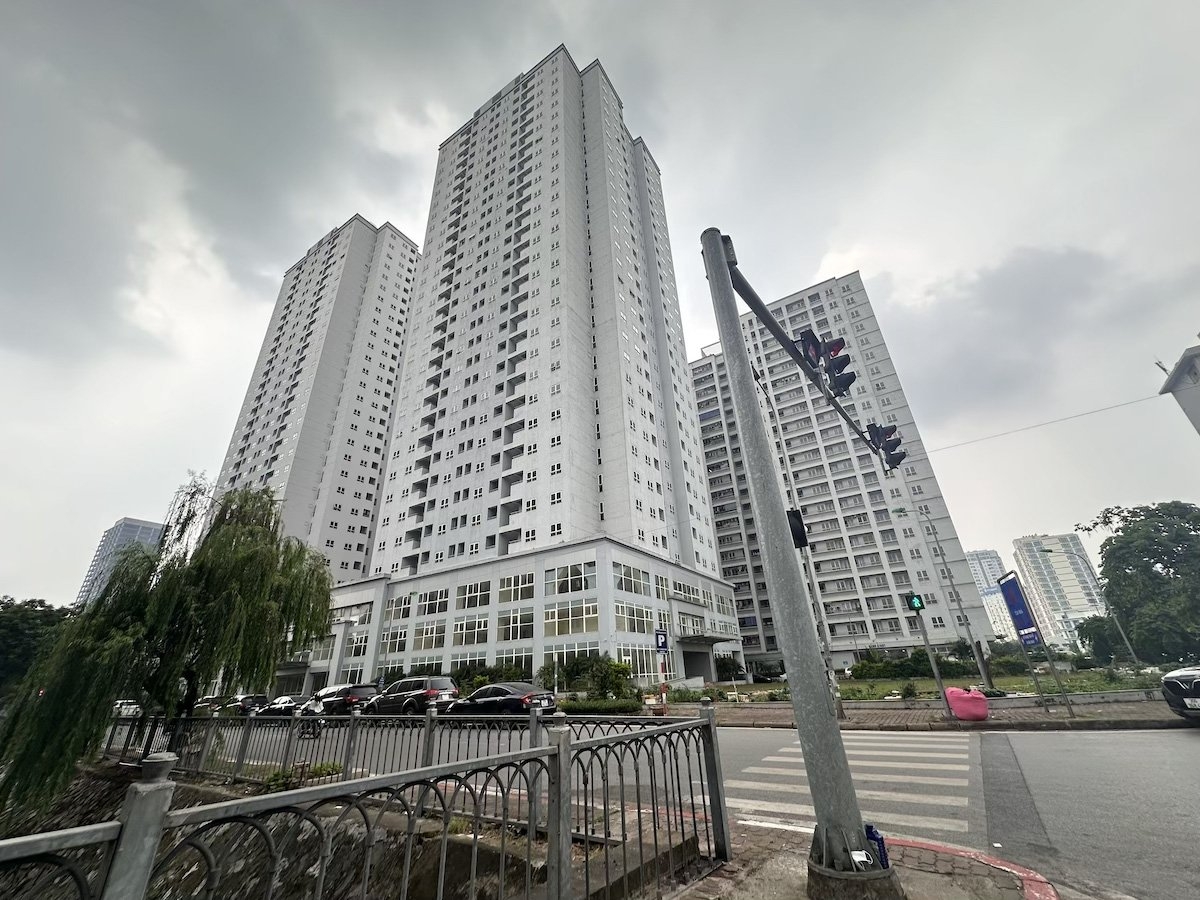 Hai tòa nhà mặt đường Mạc Thái Tổ tại dự án nhà ở tái định cư A14 khu đô thị Nam Trung Yên bỏ trống nhiều năm.