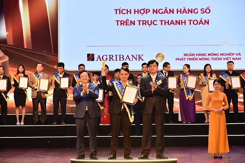 Đại diện Agribank - Ông Nhữ Tuấn Anh - Phó Giám đốc Trung tâm Thanh toán nhận giải thưởng Sao Khuê cho hệ thống Tích hợp Ngân hàng số trên Trục thanh toán Agribank - Hệ thống/SPDV CNTT xuất sắc lĩnh vực Ngân hàng số. &lpar;Ảnh: Thanh Bình&rpar;