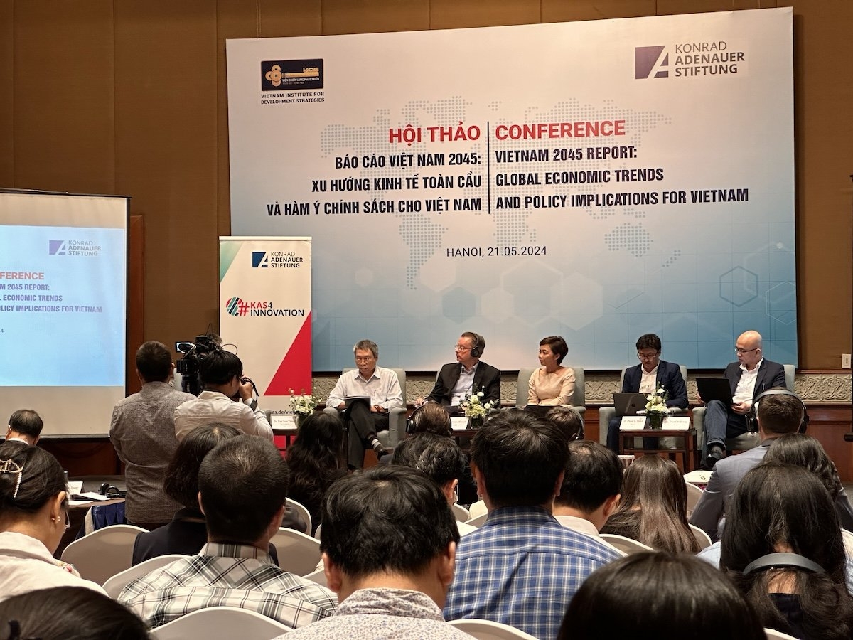 Các chuyên gia thảo luận tại hội thảo thảo “Báo cáo Việt Nam 2045: Xu hướng kinh tế toàn cầu và hàm ý chính sách cho Việt Nam” sáng nay &lpar;21/5&rpar;.
