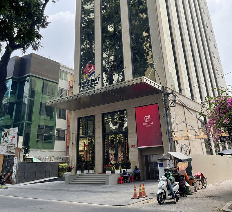 Công ty Phát Đạt bị phạt 110 triệu đồng vì xây dựng sai phép nhiều hạng mục tòa nhà văn phòng tại địa chỉ số 39 Phạm Ngọc Thạch, quận 3, TP.HCM. Ảnh: Trần Lân