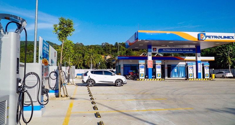 Địa phương vẫn loay hoay xây trạm sạc cho xe điện ở cây xăng.