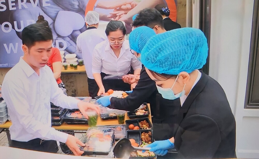 Hội Chữ thập đỏ thành phố và quận Lê Chân cũng như nhà tài trợ &lpar;khách sạn Sheraton Hải Phòng&rpar; đã gửi lời xin lỗi tới những người đến nhận quà về thông tin không cụ thể, gây hiểu lầm.