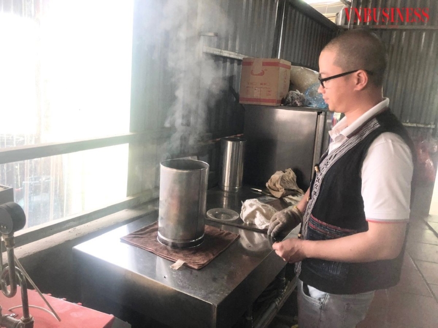 Giám đốc kinh doanh Đỗ Đình Phước luôn đau đáu về sự đổi mới trong hướng tiếp cận thị trường, tuyên truyền, quảng bá sản phẩm của HTX.