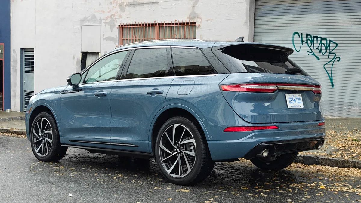 Để đạt hiệu suất tối đa, PHEV phải kết hợp động cơ điện và động cơ xăng. Đồng nghĩa, PHEV vẫn tạo ra khí thải trong quá trình vận hành, và điều đó là không thể chấp nhận được trong thời đại hành động chống biến đổi khí hậu.