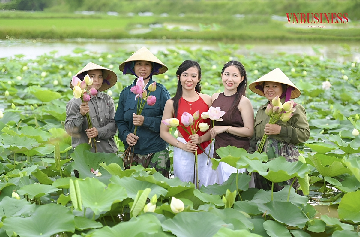 Ngoài các hoạt động sản xuất gắn liền với cây sen thì HTX còn tập trung khai thác cả mảng du lịch canh nông, mỗi ngày đầm sen của HTX thu hút hàng chục đoàn khách tới tham quan và trải nghiệm việc thu hái sen, bắt cá, làm và thưởng thức các món ăn từ sen...