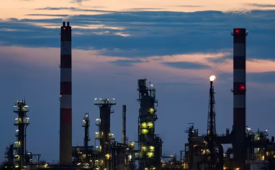 Toàn cảnh nhà máy lọc dầu Esso của Pháp vào ban đêm.