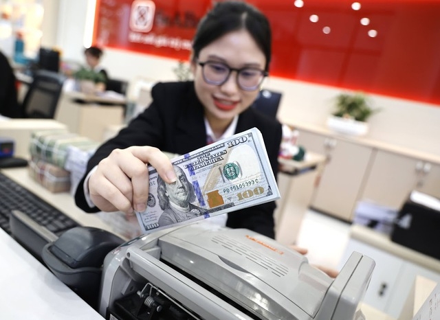 So với đầu tháng 5, giá USD tại các ngân hàng thương mại tăng 27 đồng.