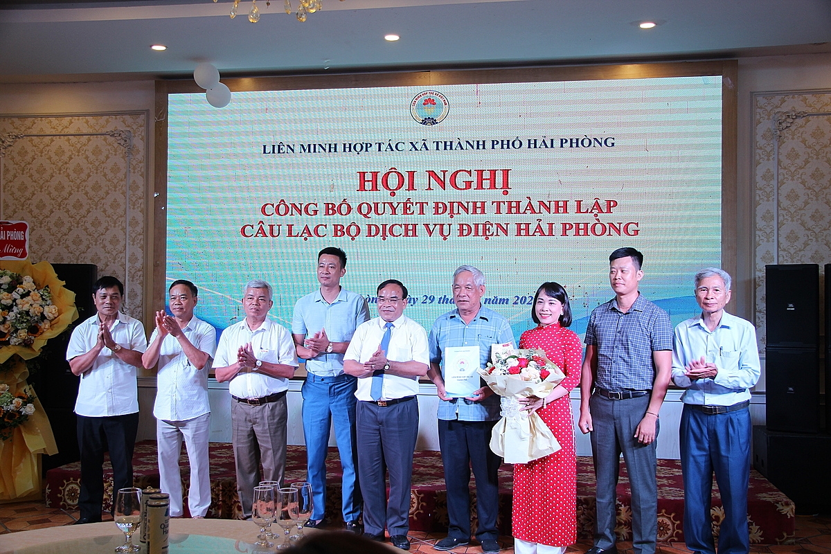 Ban Chủ nhiệm câu lạc bộ dịch vụ điện Hải Phòng.