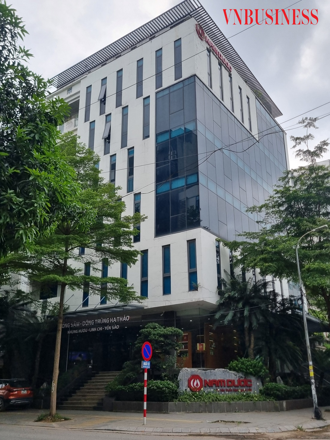 Trụ sở Công ty Cổ phần Nam Dược tại 51 Trương Công Giai có dấu hiệu xây dựng vượt tầng, sai quy hoạch.