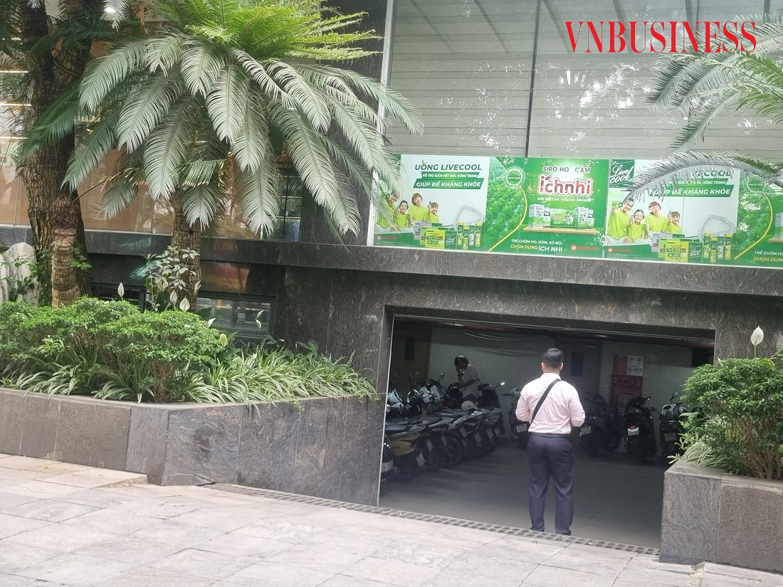 Tầng hầm của tòa nhà được sử dụng làm nơi để xe.