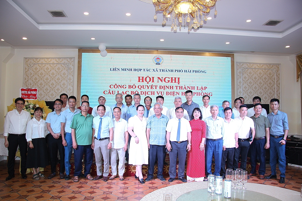 Các thành viên trong CLB chụp ảnh cùng lãnh đạo Liên minh HTX TP Hải Phòng.