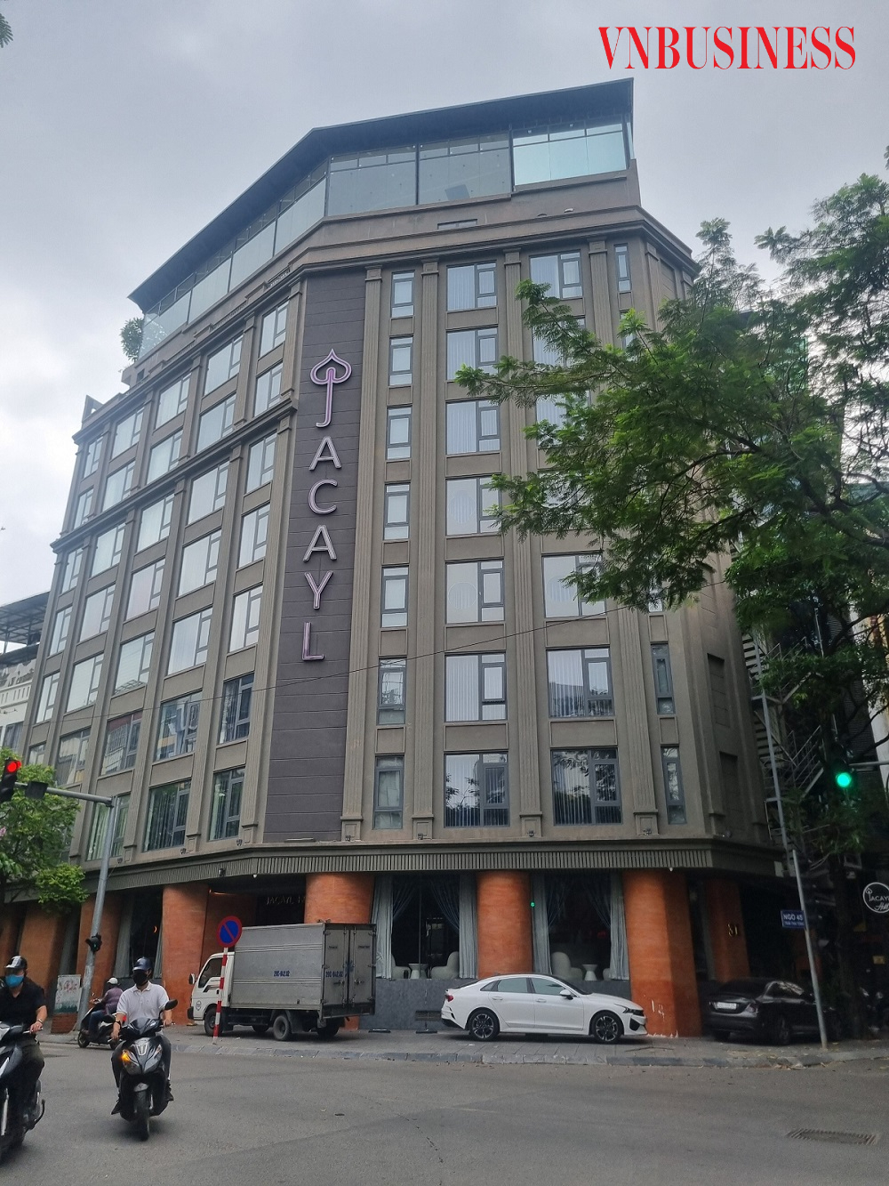 Tòa nhà 31 Trương Công Giai cũng nằm trong danh sách vi phạm PCCC và có dấu hiệu xây dựng vượt tầng, sai quy hoạch.