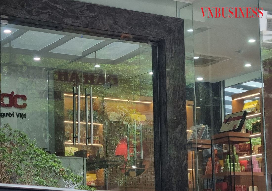 Tầng 1 của tòa nhà được sử dụng để trưng bày sản phẩm.