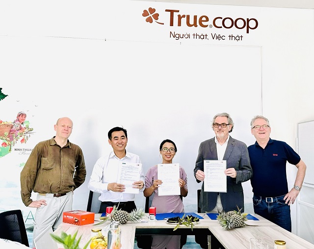 Lễ ký kết Thoả thuận hợp tác giữa 3 bên: HTX &lpar;đại diện cho nông dân&rpar;, nhà thương mại trong nước và quốc tế, và các doanh nghiệp.