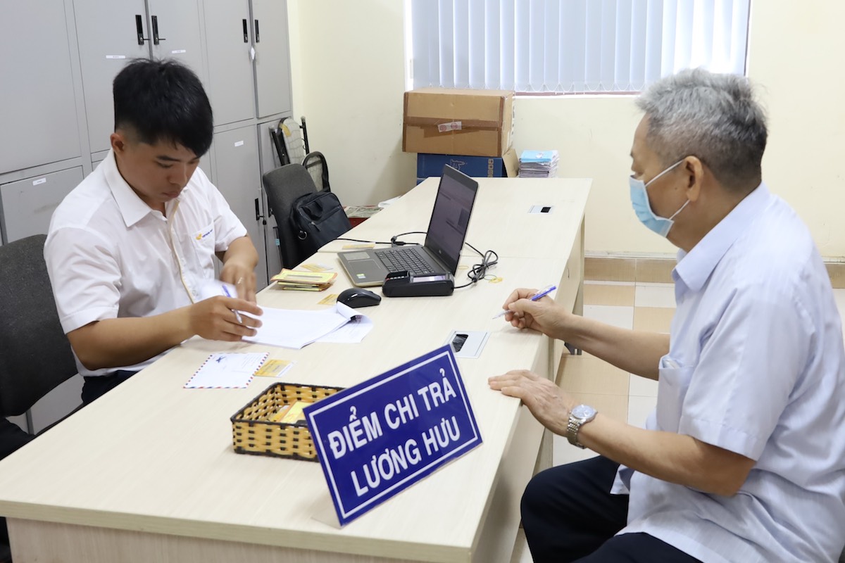 Bên cạnh đẩy mạnh thanh toán lương hưu, trợ cấp BHXH qua tài khoản, BHXH Việt Nam thực hiện phương thức chi trả bằng tiền mặt.