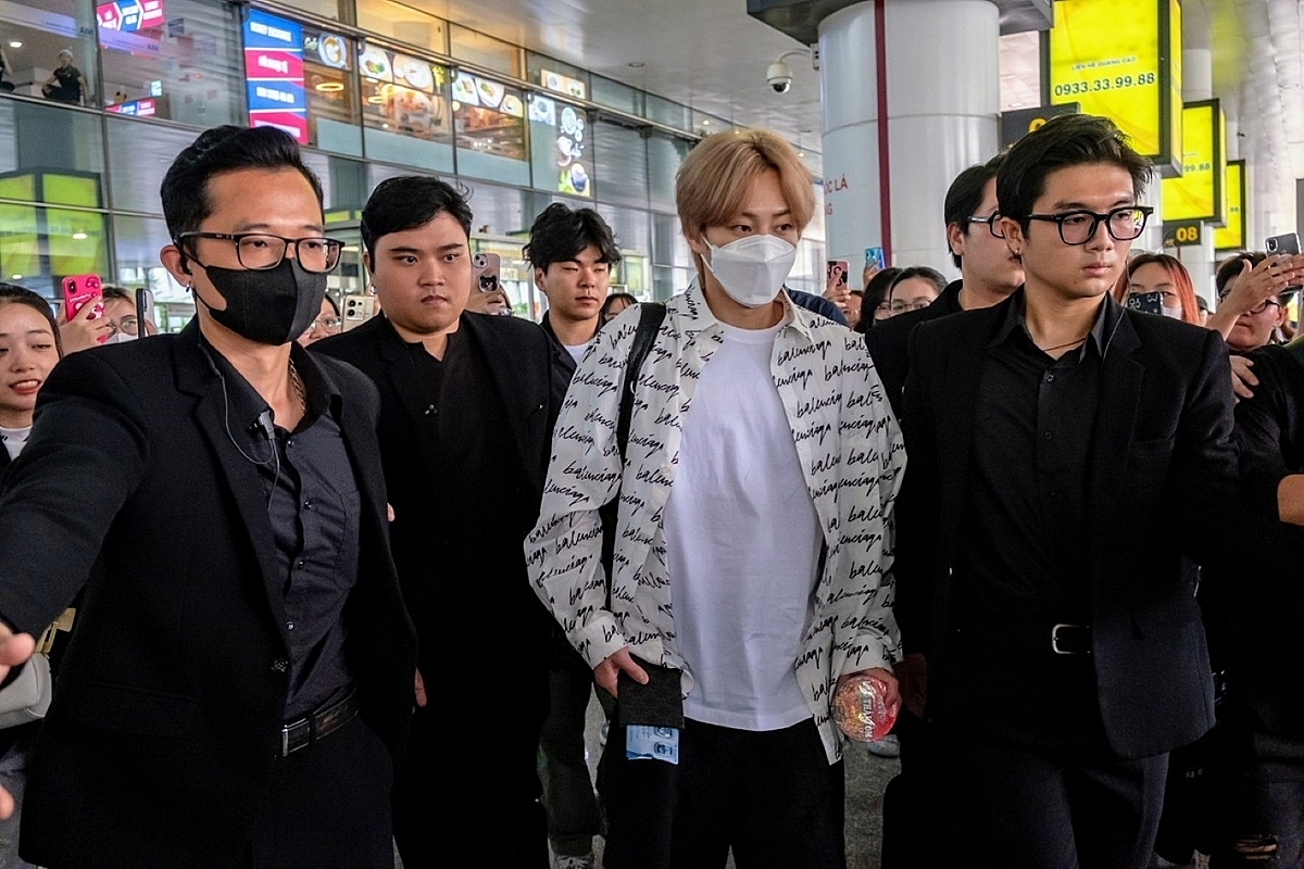 Sáng 31/5, XIUMIN &lpar;thành viên nhóm nhạc nổi tiếng Hàn Quốc EXO&rpar; đã có mặt tại Việt Nam, sẵn sàng cho những màn trình diễn bùng nổ tại đại nhạc hội quốc tế Wonder Island.