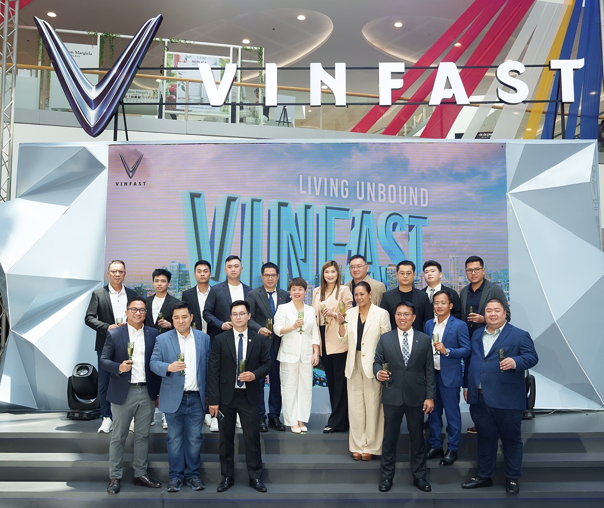 CEO VinFast Philippines &lpar;áo trắng, ở giữa&rpar; cùng các khách mời tại sự kiện.