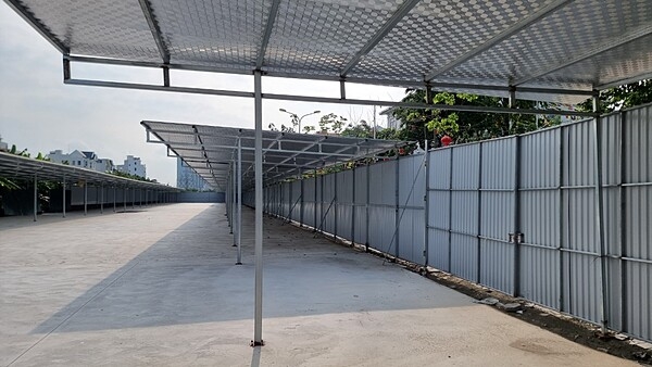 Sau khi cứng hóa mương An Kim Hải, CTCPXDPTN được thành phố cho thuê đất để làm bãi đỗ xe. Tuy nhiên công trình phải dừng lại vì chưa có giấy phép xây dựng.