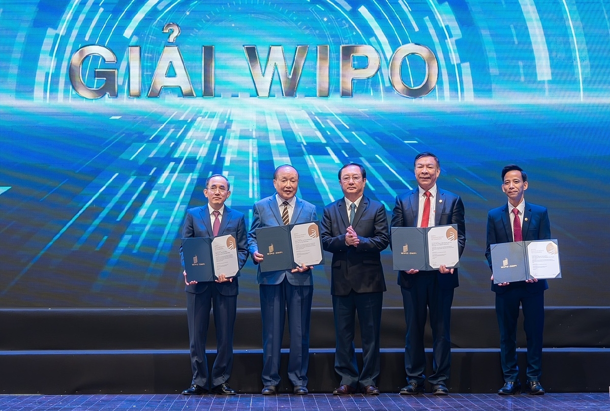 Chủ tịch HĐQT Tập đoàn Phenikaa – PGS. TS Hồ Xuân Năng – Chủ nhiệm công trình & GS. TSKH Trần Vĩnh Diệu – Đồng Chủ nhiệm còn đạt giải Công trình xuất sắc do Tổ chức Sở hữu trí tuệ Thế giới &lpar;WIPO- Liên hợp quốc&rpar; trao tặng.