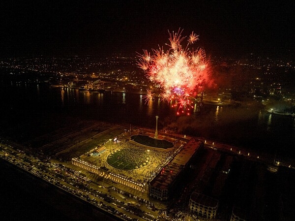 Đêm nhạc hội đầy sôi động tại đảo Vũ Yên đã thu hút hơn 100 ngàn người từ khắp nơi về dự.