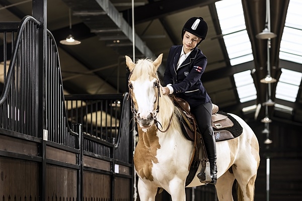 Du khách nước ngoài trải nghiệm đua ngựa tại lễ ra mắt học viện cưỡi ngựa duy nhất tại Việt Nam.