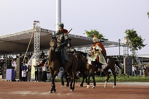 osplay tái hiện nhiều nhân vật nổi tiếng như Thành Cát Tư Hãn…