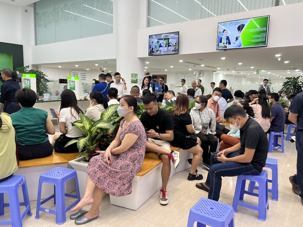 Người dân đợi tới lượt mua vàng.