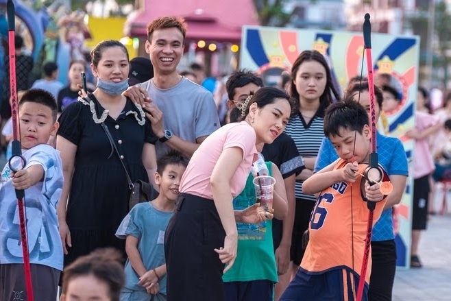 Các du khách đổ về Vinhomes Royal Island.