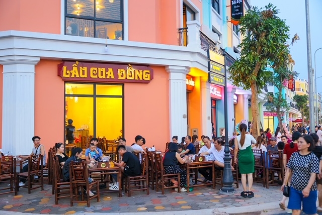 Các shophouse luôn tấp nập khách ra vào.
