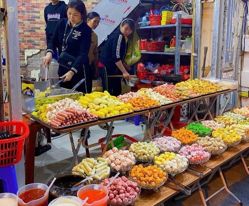 Thức ăn vỉa hè thường được chế biến nhanh chóng và phục vụ ngay tại chỗ, giúp khách hàng tiết kiệm đáng kể thời gian.