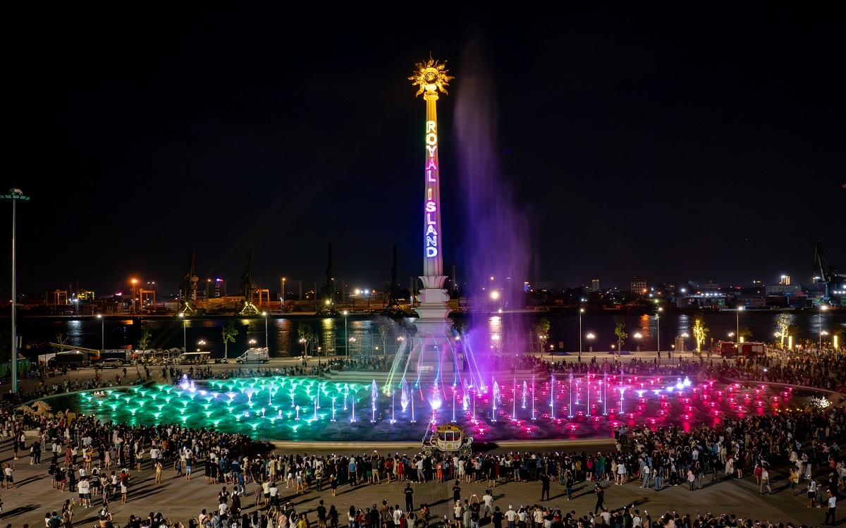 Không gian phố đi bộ được Vincom Retail nghiên cứu, thiết kế và vận hành chia làm 5 phân khu, 12 dãy phố, tạo nên một hành trình trọn vẹn, nhiều cảm xúc cho du khách.