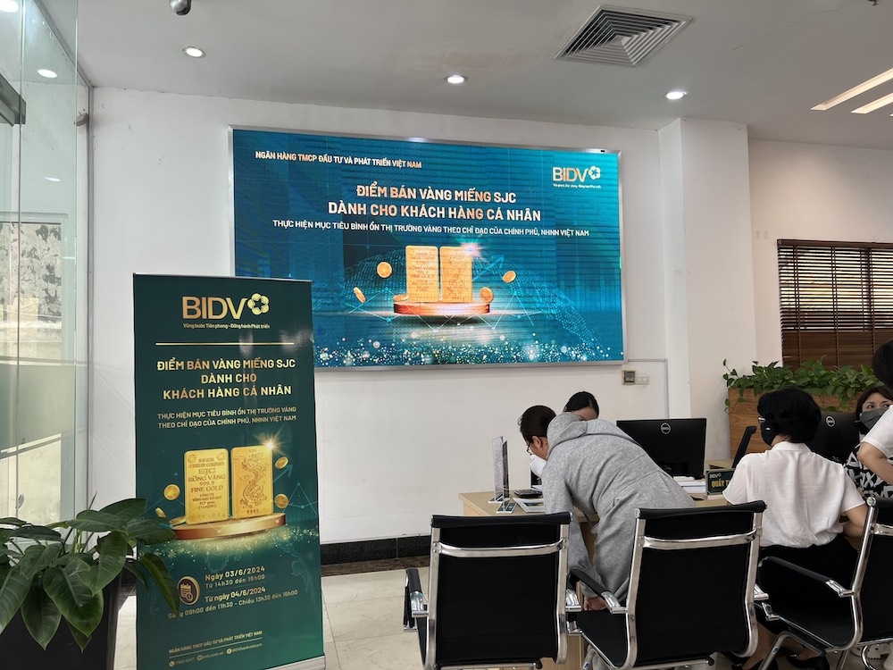Tại điểm bán vàng của BIDV ở 74 phố Thợ Nhuộm &lpar;Hà Nội&rpar;, nhiều người dân đợi đến lượt mua vàng.