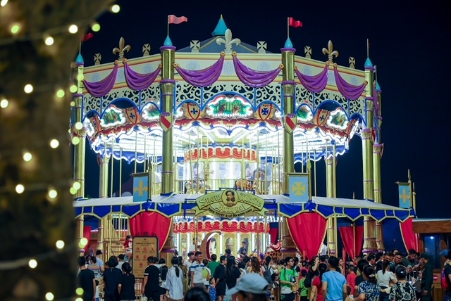 Phố đi bộ thu hút đông đảo du khách.