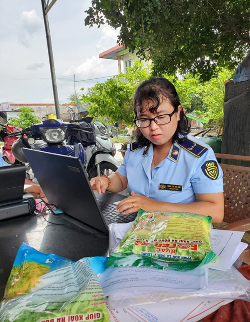 Kiểm soát viên Đội QLTT số 2 thiết lập hồ sơ vụ việc. Ảnh: Cục QLTT tỉnh Đồng Tháp.