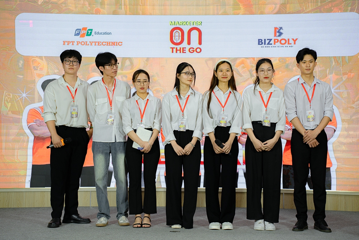 Đội thi trình bày chiến lược truyền thông Marketing tích hợp cho thương hiệu xe máy điện Before All ra mắt trong năm 2024.