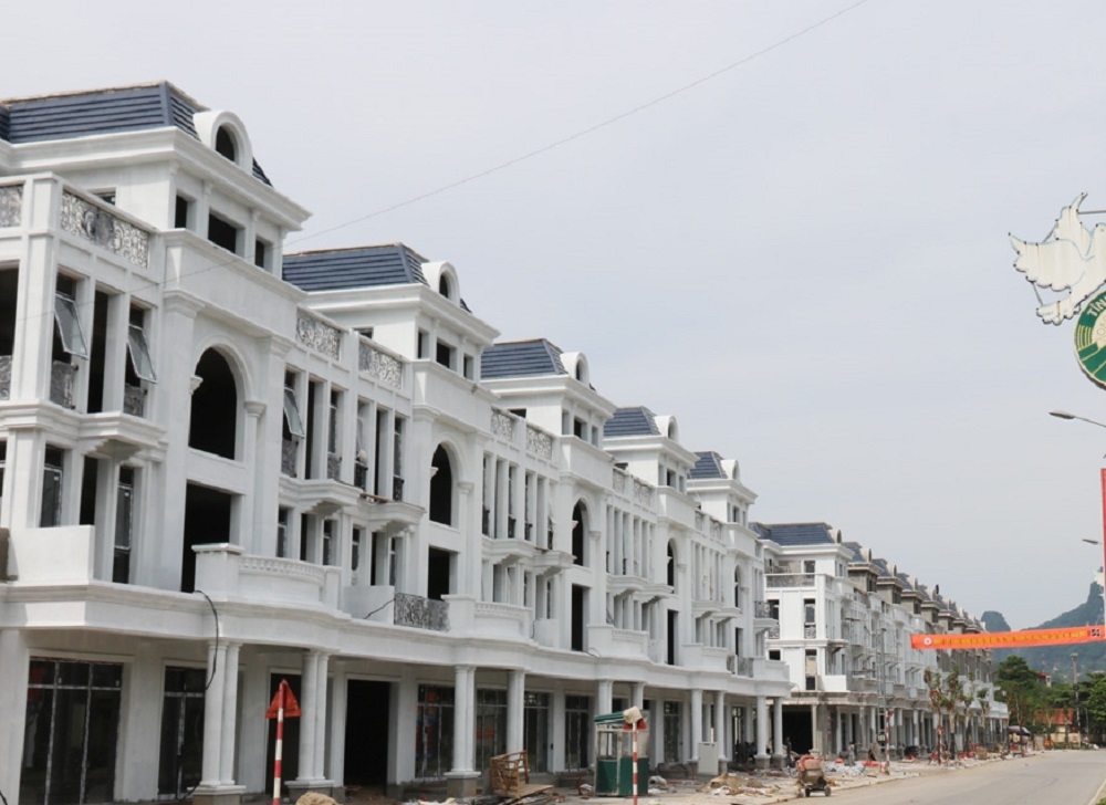 Căn hộ liền kề được Công ty CP đầu tư phát triển và xây dựng Sao Vàng xây dựng tại bờ trái sông Đà &lpar;TP Hòa Bình&rpar;.