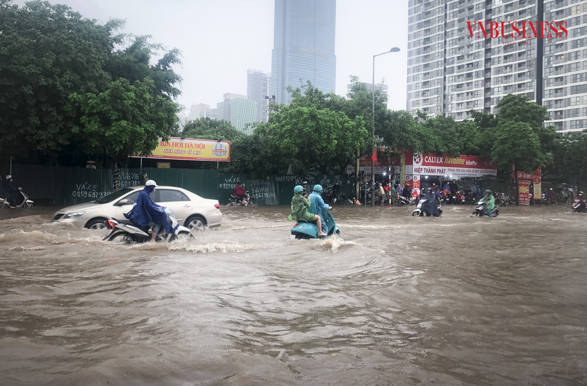 Cơn mưa kéo dài từ rạng sáng này &lpar;5/6&rpar; tại Hà Nội đã khiến nhiều khu vực tại Hà Nội bị ngập úng cục bộ, giao thông ùn tắc. Hình ảnh ghi nhận tại khu vực đường Đỗ Đức Dục, quận Nam Từ Liêm.