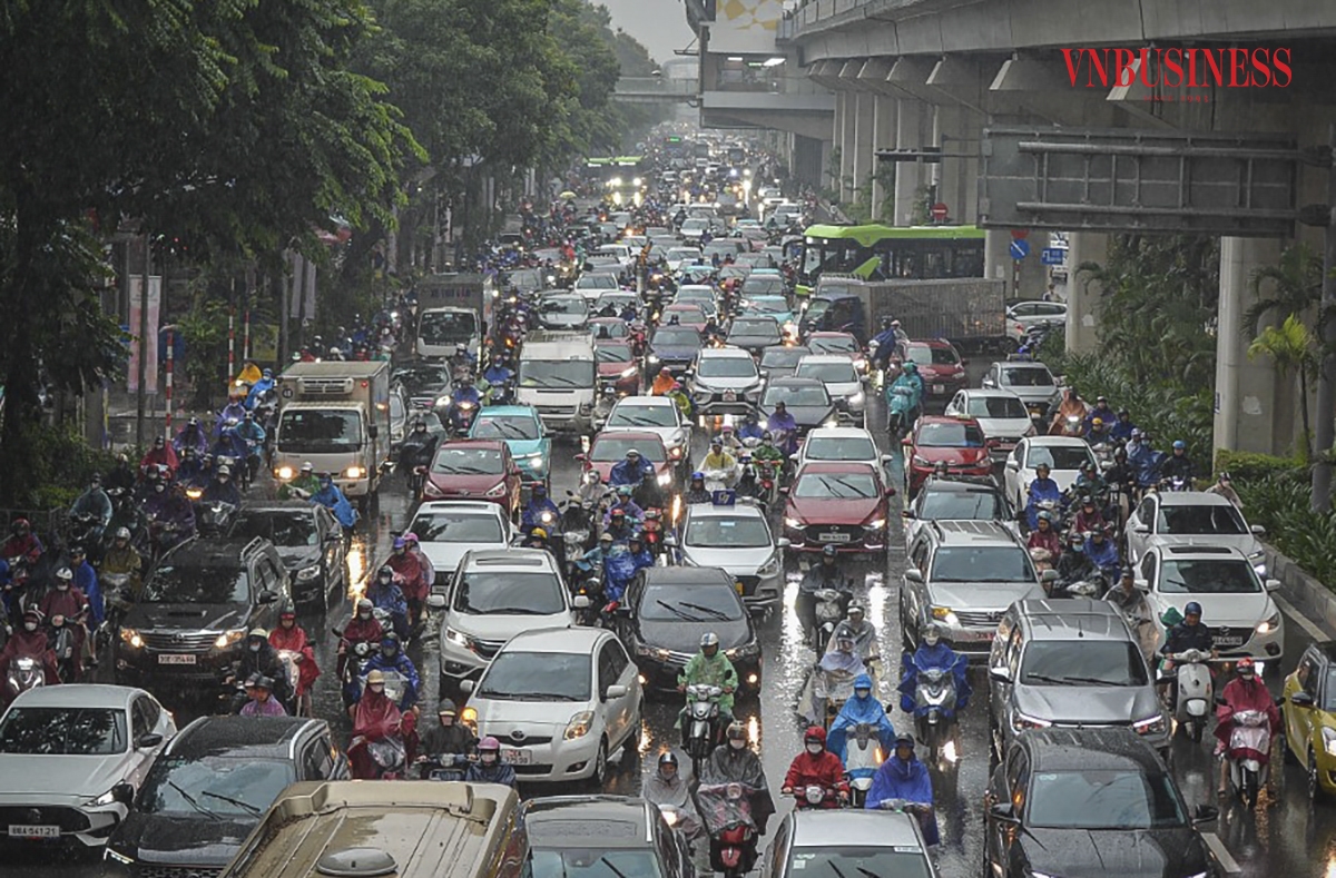 Cơn mưa lớn đúng lúc vào giờ cao điểm đi làm buổi sáng khiến giao thông bị ùn tắc nghiêm trọng. Hình ảnh tại đường Nguyễn Trãi.