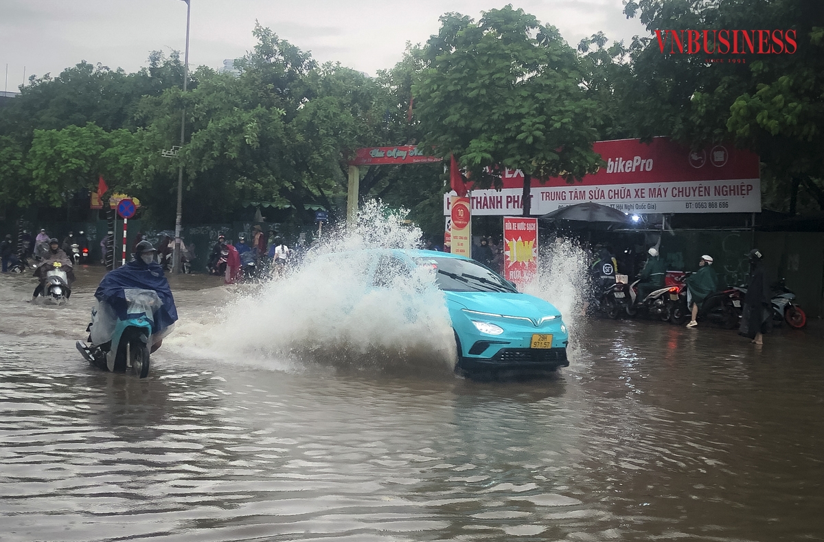 Theo thông tin từ Công ty TNHH MTV Thoát nước Hà Nội, tính đến 9h30 sáng nay, lượng mưa đo được tại khu vực Hoàn Kiếm, Hai Bà Trưng là 50mm; Thanh Xuân, Hà Đông 103 mm; Hoàng Mai 113mm.