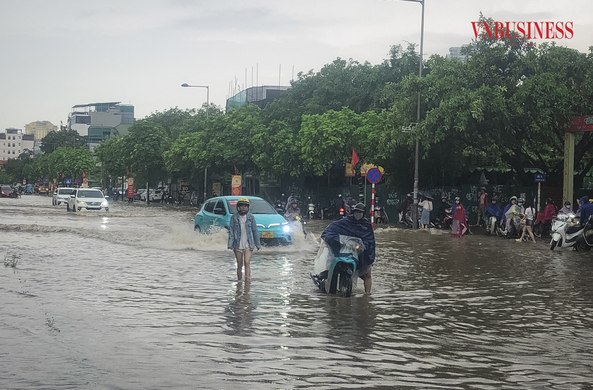Nhiều phương tiện bị chết máy khi cố gắng đi qua đoạn đường ngập nước.